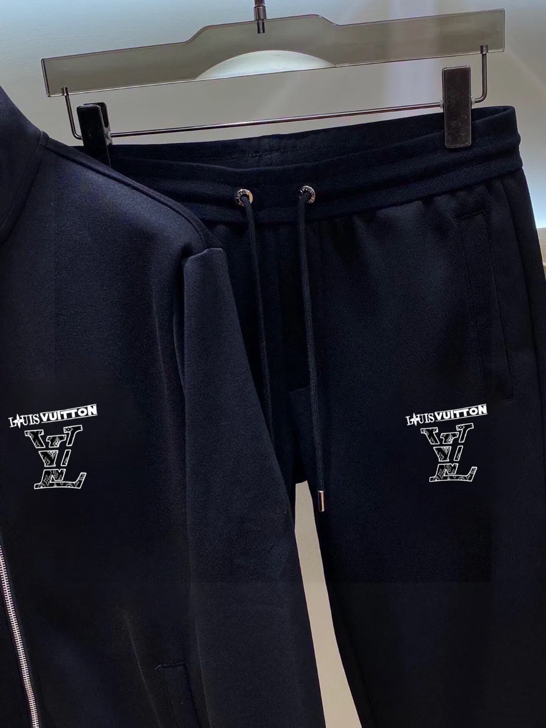 🅿️460 brand [LV Louis Vuitton] (velvet and thickened) 2025 autumn and winter new products, celebrities’ favorite fashion-flavored casual suits, clean and neat tailoring, full of urban style. Made of high-quality customized fabrics, the inner warmth is excellent, the hand feels soft and dry, and the upper body effect is crisp and stylish. The three-dimensional cutting process and the pattern are all of high standards, and the silhouette version has the right benefits! It is not tight at all, and you feel good when you wear it. So many top-quality raw materials create high-end products with unparalleled value. It is the first choice for high-end fashion people. (Size: M-4XL can wear up to 200 pounds)